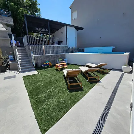 Thetomonina House With Pool ספליט