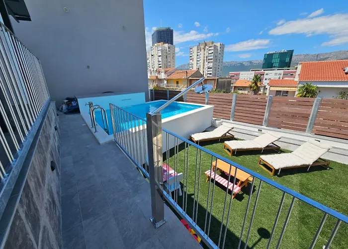 Thetomonina House With Pool