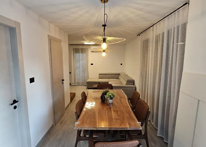 Thetomonina House With Pool Casa vacanze *